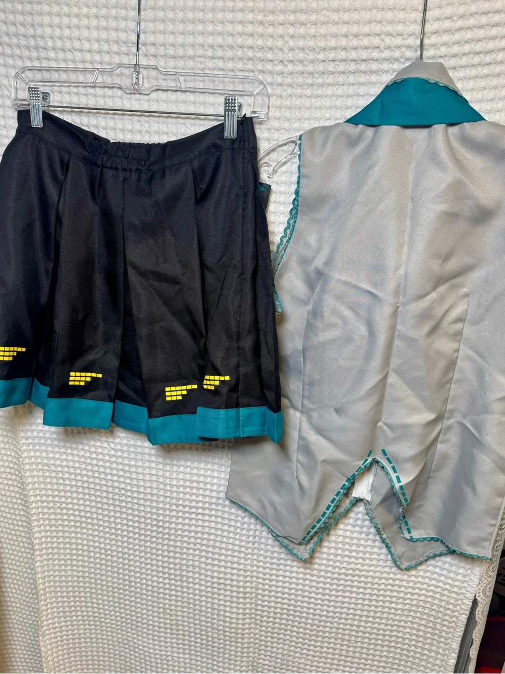Hatsune Miku Vocaloid Cosplay 4-Piece Costume Set. Vest,Skirt,Arm and Leg